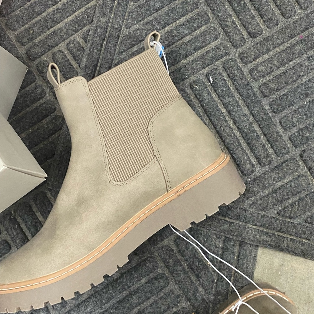Free Shipping!!!DV tan pull-on boots. Suede Feel. Dark Taupe